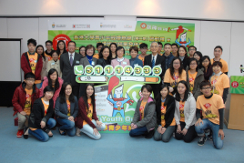 All guests, peer smoking cessation counsellors and user of HKU youth-oriented smoking cessation hotline “Youth Quitline” took a group photo after attending the Phase II Launching Ceremony.